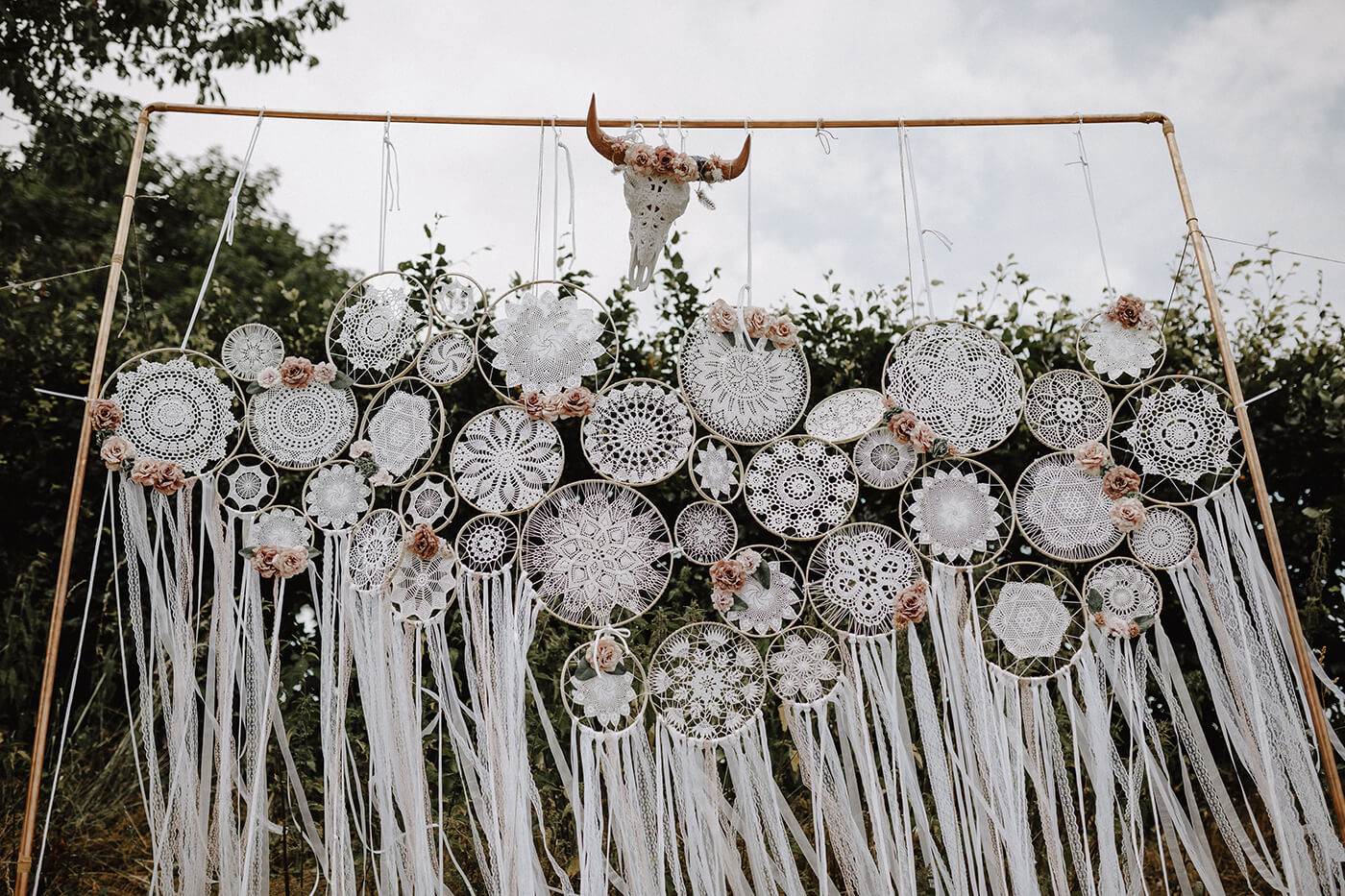 Fotohintergrund Hochzeitsdeko Bohohochzeit Traumfänger Boho - Dekoverleih lovely wild moments