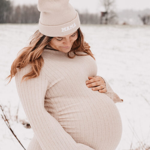Babybauchshooting Hagen in der Natur mit Kleid im Schnee